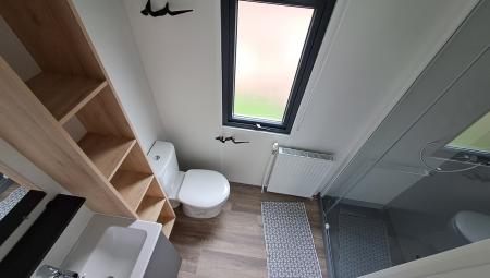 Badezimmer en-suite zum Hauptschlafzimmer Rapidhome Bahiana mit Waschbecken, Dusche und Toilette