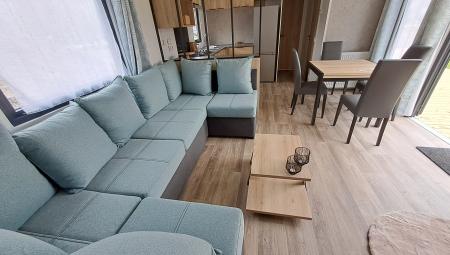 Geräumiges Wohnzimmer im Rapidhome Bahiana mit großem Ecksofa, Esstisch und Küchenecke