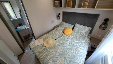 Hauptschlafzimmer mit Doppelbett und Bad en-suite