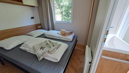 Hauptschlafzimmer mit großzügigem Queen-Doppelbett und Bad en-suite IRM Aventura 3 Muscade 2022