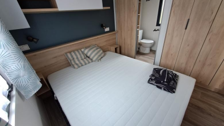 Schlafzimmer 1 mit badezimmer on suite 